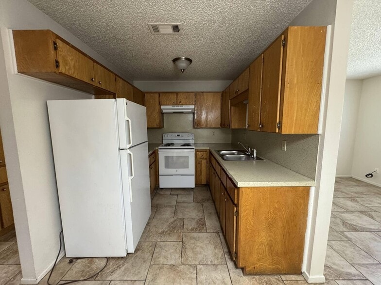 Building Photo - 2211 Cascade Dr