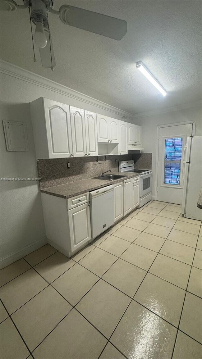 Building Photo - 890 NW 45th Ave