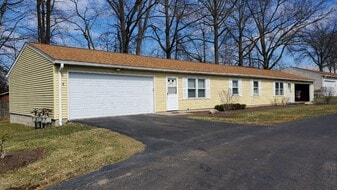 Building Photo - 625 Debra Pl