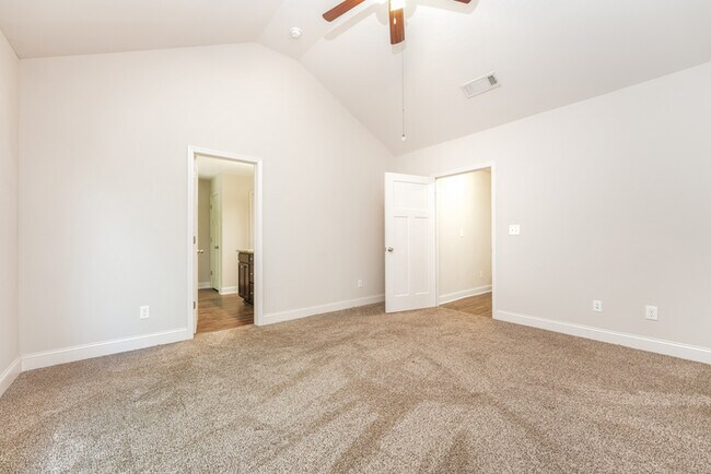 Building Photo - 905 Justice Dr