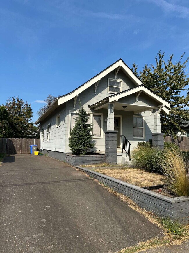 Primary Photo - Beautiful PDX Bungalow, Master on Main, Wo...
