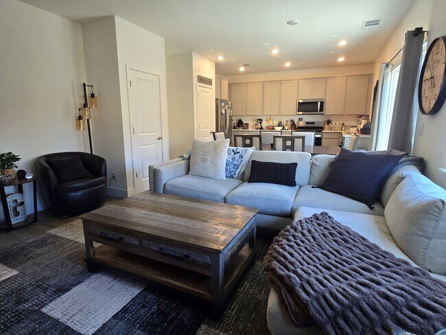 Building Photo - Newer 2 story home in Stonebrook Village- ...