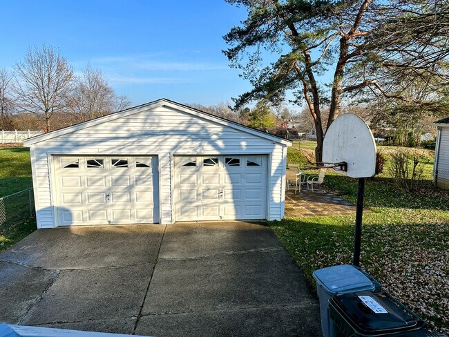 Building Photo - 174 E Crest Dr
