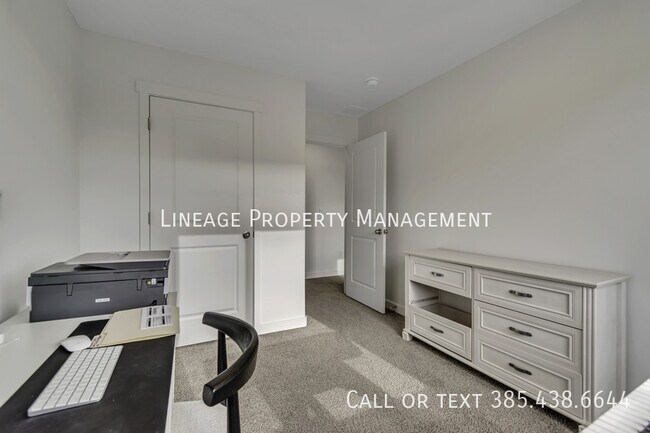 Building Photo - 3940 N Cougar Ln