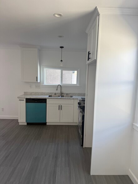 Building Photo - 265 E 69th Way