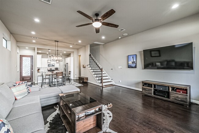 Building Photo - 5840 Darling St