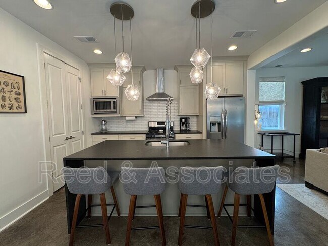 Building Photo - 1080 Blythe St