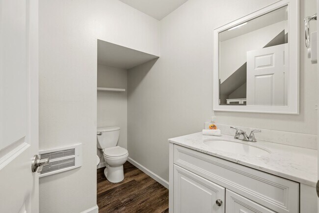 Building Photo - For Lease $2950/Month: Beautifully updated 2/Bdrm Townhome with large Bonus Room