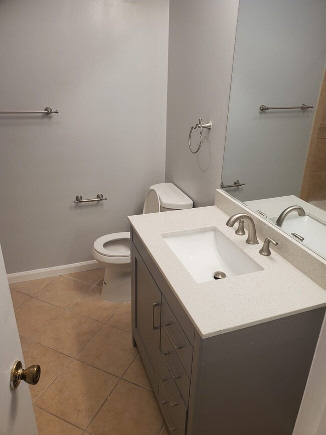 Building Photo - 551 Clubhouse Ct