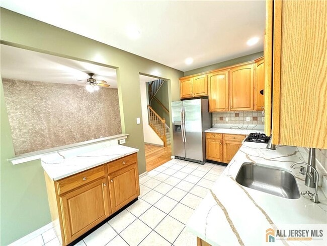 Building Photo - 1905 Dahlia Cir