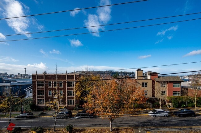 Building Photo - Modern & Spacious 2+ Bedroom/3.25 Bath Vie...