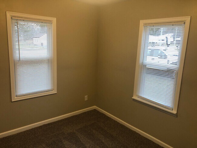 Building Photo - 2 Bedroom Ranch