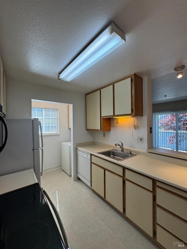 Building Photo - 375 Lighthouse Dr