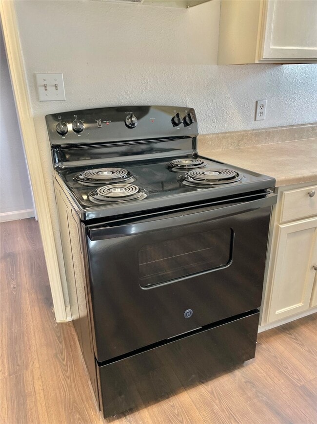 Building Photo - 1755 W 6th St