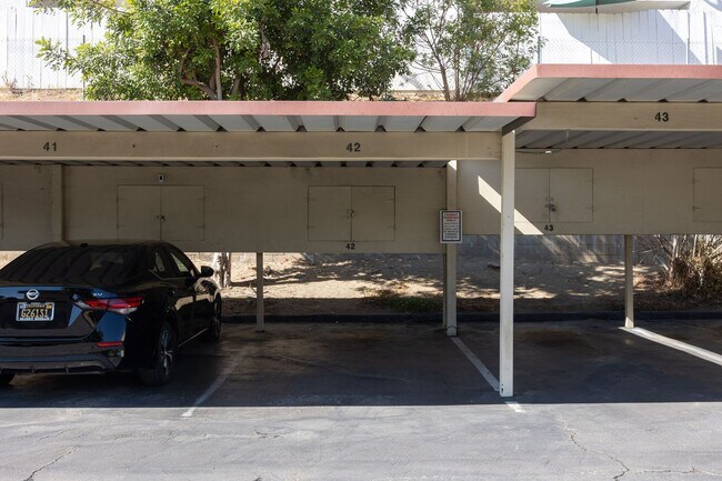 Building Photo - Beautifully Updated 2 Bedroom Condo with Optional Furniture!