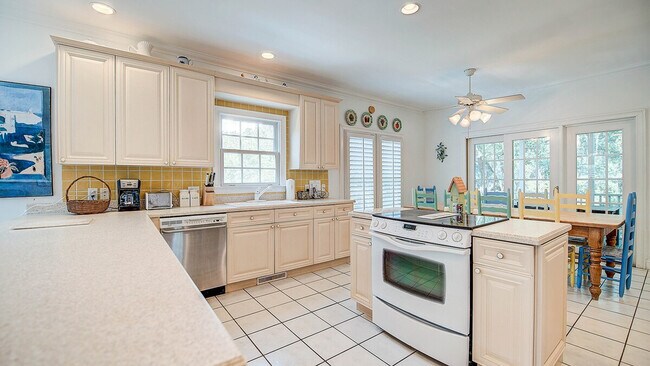 Building Photo - 635 Dune Oaks Dr