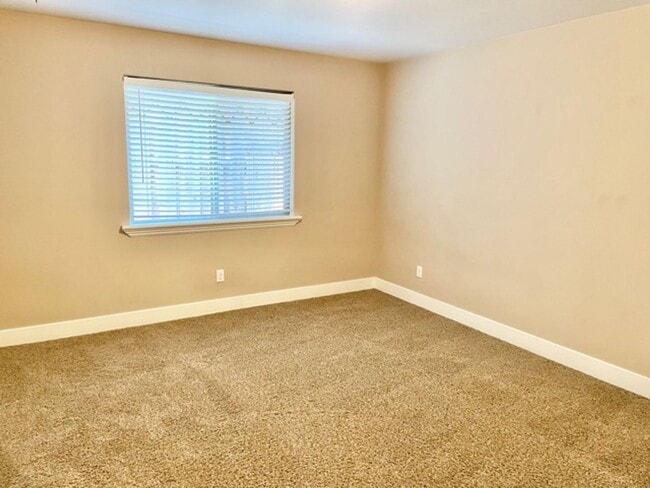 Building Photo - Newer and Upgraded 4 Bedroom 2 Bathroom near Cal Poly