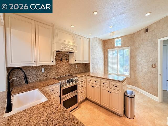 Building Photo - 6220 Lakeview Cir