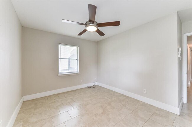 Building Photo - 1119 Howard Ln