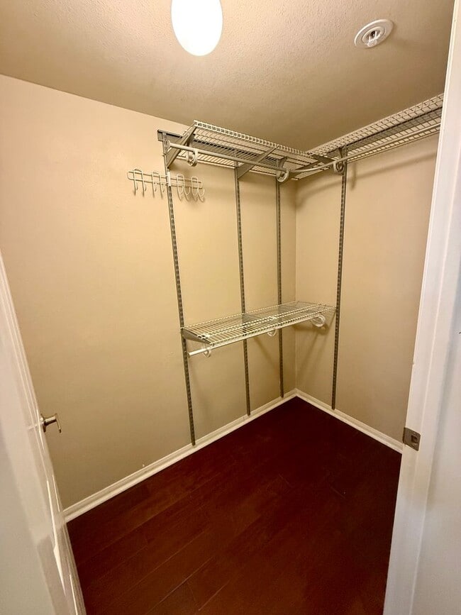 Building Photo - Spacious Bankers Hill Studio | In-Unit Laundry | A/C | Fireplace | Pool & Gym | 6-Month Lease