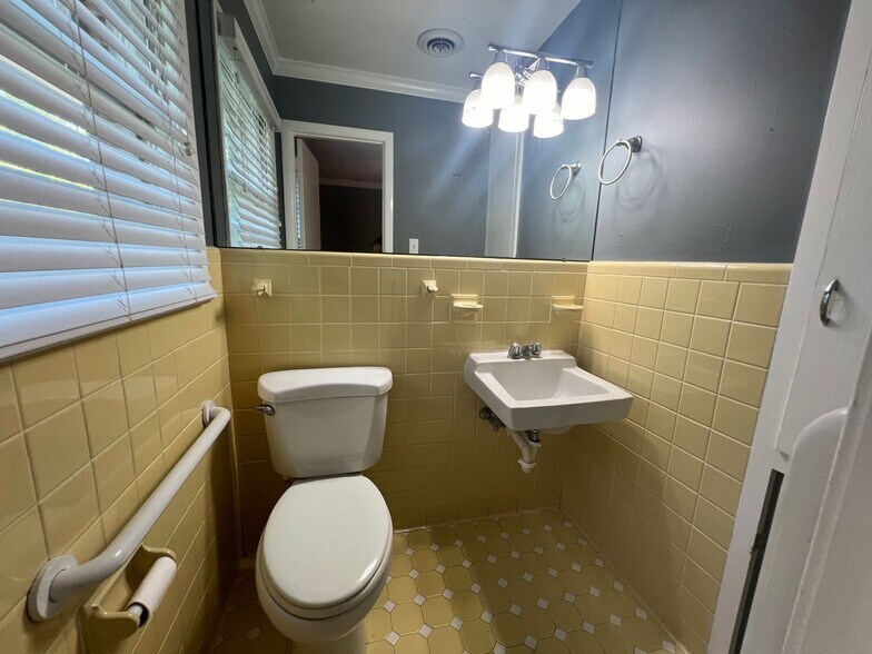 Building Photo - 726 E Magnolia Ave