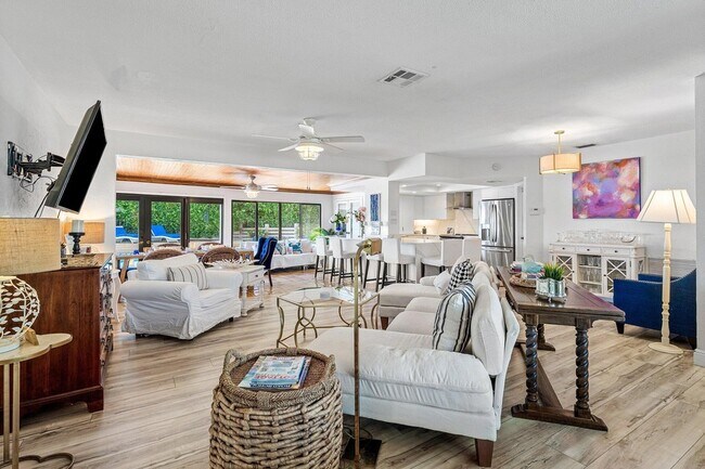 Building Photo - 25 NW 24th Ct