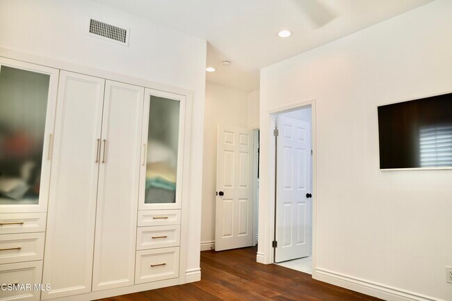 Building Photo - 6072 Mandeville Pl