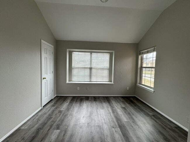 Building Photo - Enjoy living in this single story 3 bedroom+office that has a closet so it could be a 4th bedroom...