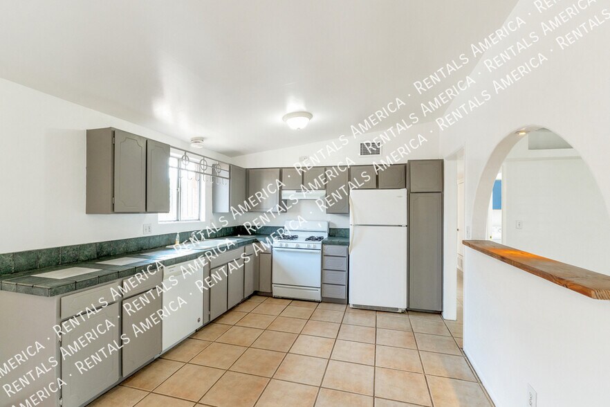 Building Photo - 801 E Holaway Dr