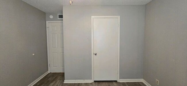 Building Photo - Available Now! Updated, Downstairs 2 Bedroom 1 Bath Apartment!