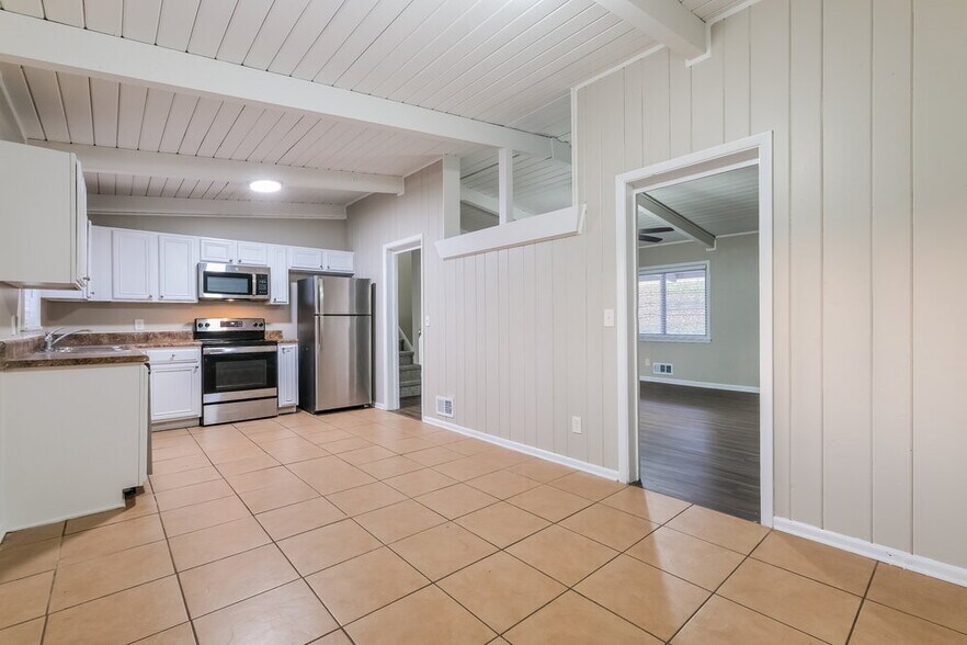 Building Photo - 2410 Ridgeway Dr