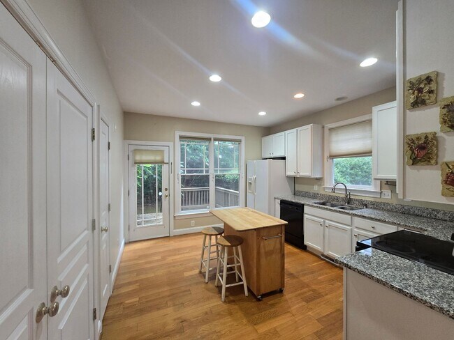 Building Photo - Stylish 3BR, 3BA Townhouse – Prime Locatio...