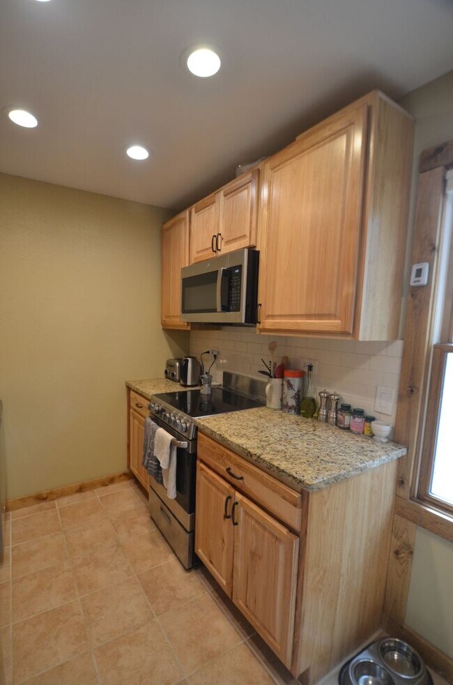 Building Photo - Pets Negotiable!  Walk to town, community hot tub! 2 month lease!