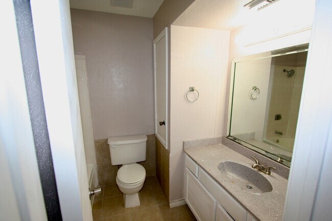 Building Photo - 17401 Red Oak Dr