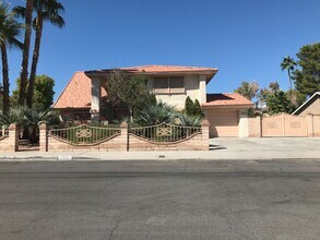 Building Photo - 2 Story, 5 Bedrooms, 2.5 Bathroom, Pool