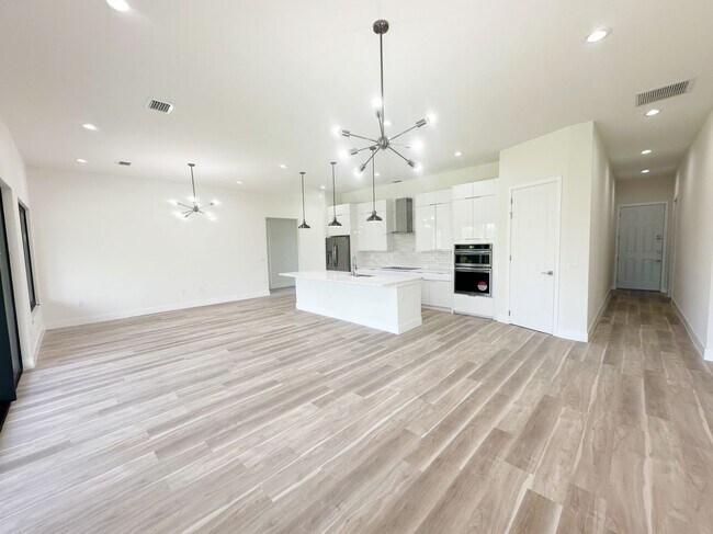 Building Photo - 15561 Aldama Cir