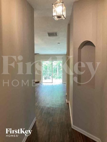 Building Photo - 403 W New England Dr