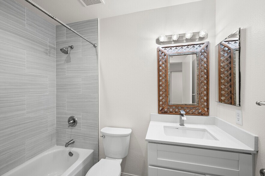 Building Photo - 3216 Caminito Eastbluff