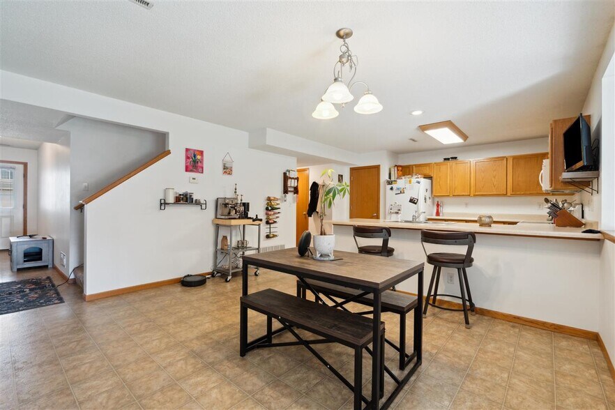 Building Photo - 533 E Goldfinch Dr