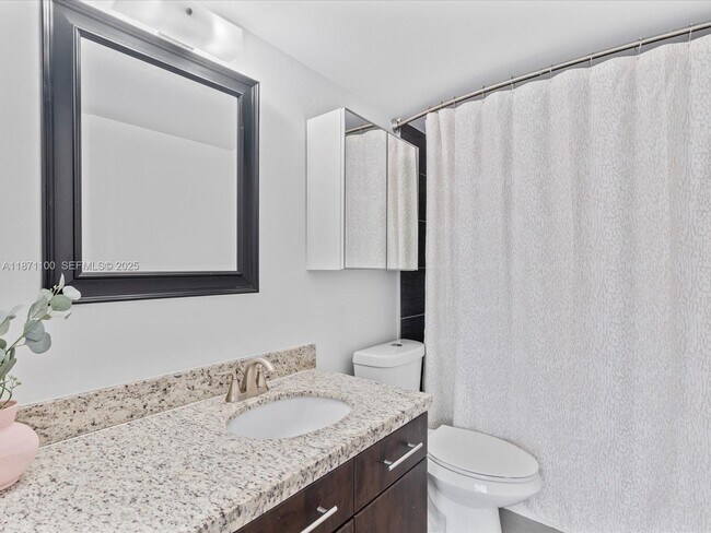 Building Photo - 9800 W Bay Harbor Dr