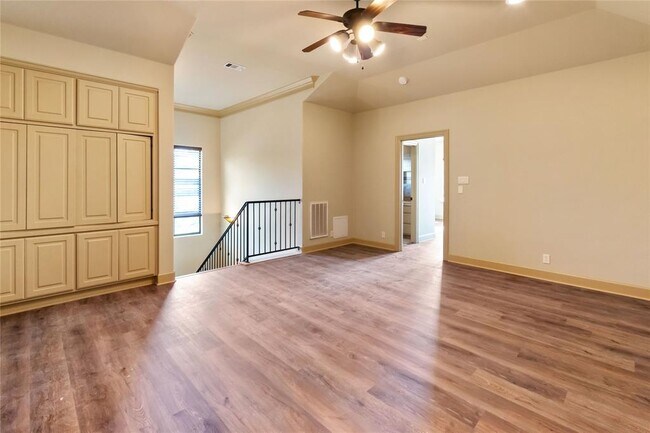 Building Photo - 1702 Lakeway Blvd