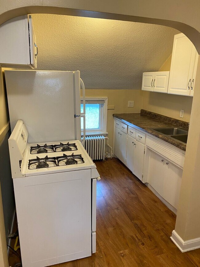 Building Photo - 272 George St W