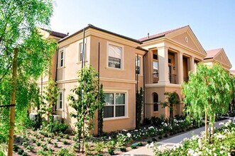 Building Photo - Beautiful 2 Bed/2 Bath Irvine Condo for Lease