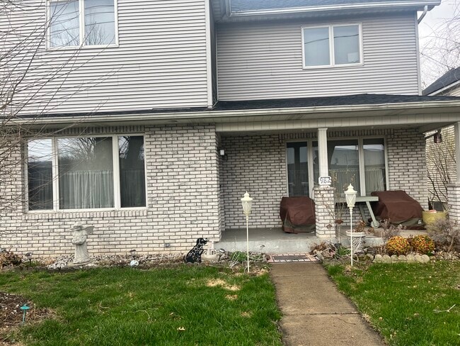 Building Photo - 982 Wood St