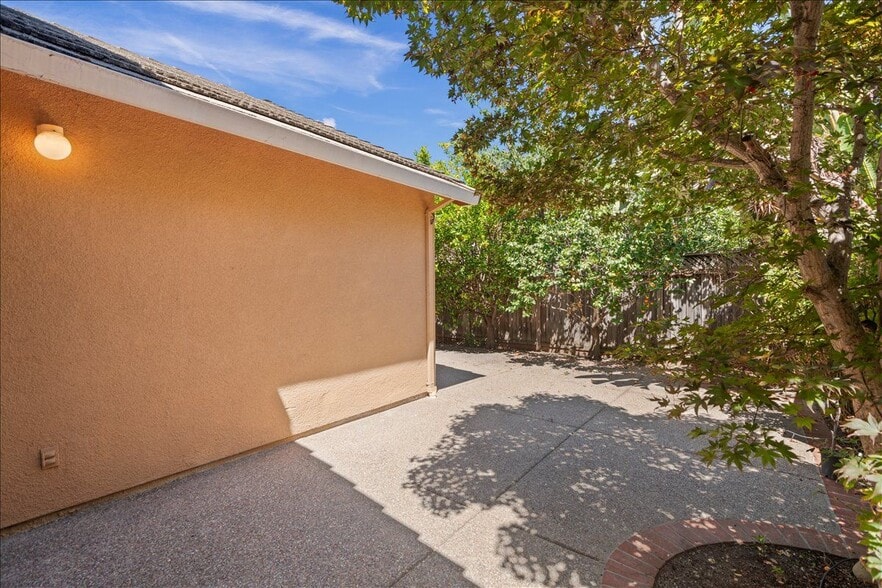Building Photo - 38806 Litchfield Cir