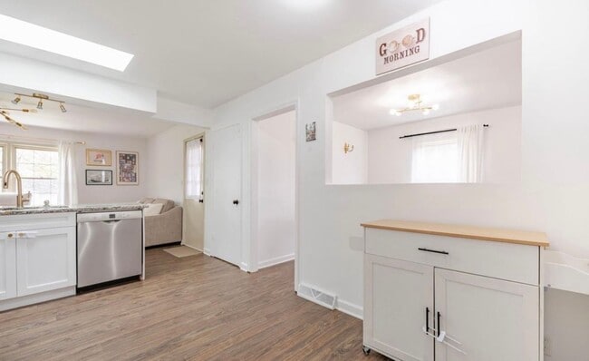 Building Photo - 3BR/2BA Home w/Finished Basement for Rent in Jtown!