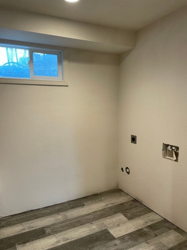 Building Photo - 1 Bedroom, 1 bath lower basement apartment!