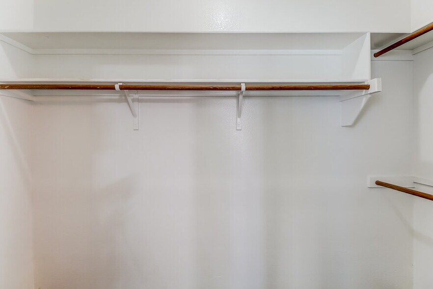 Building Photo - 925 Trailwood Dr