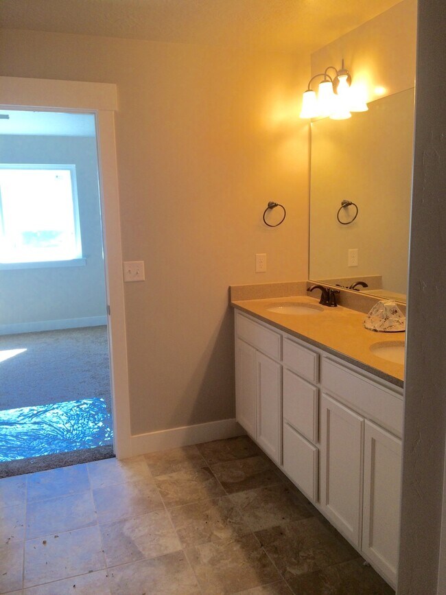 Building Photo - 4 Bedroom Townhome in Herriman!