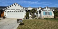 Building Photo - Beautiful 3 bed 2.5 bath home with SOLAR a...